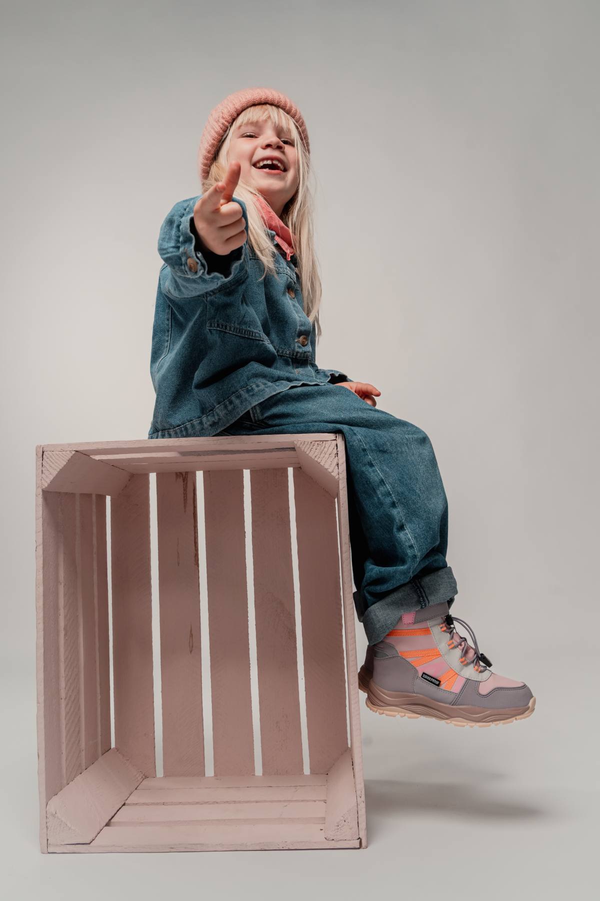 Pige i SnowRider 3 peger og griner (2026-kampagnefoto)
