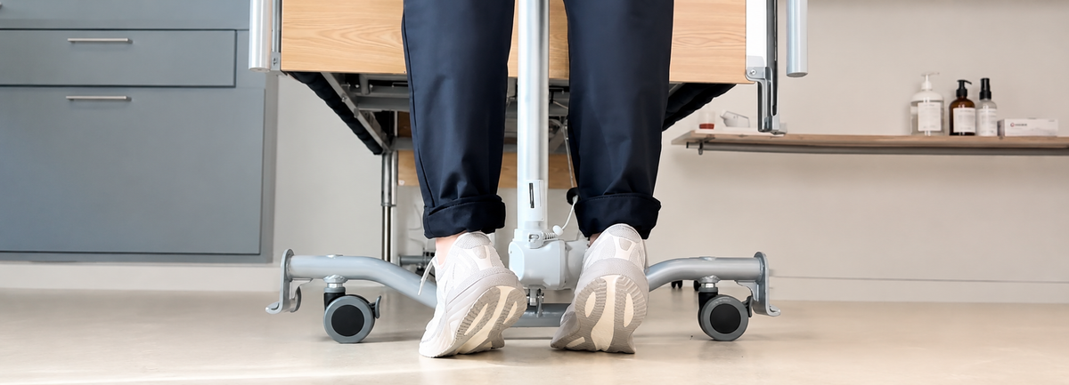 Fødder i AANKL Move ved en plejeseng